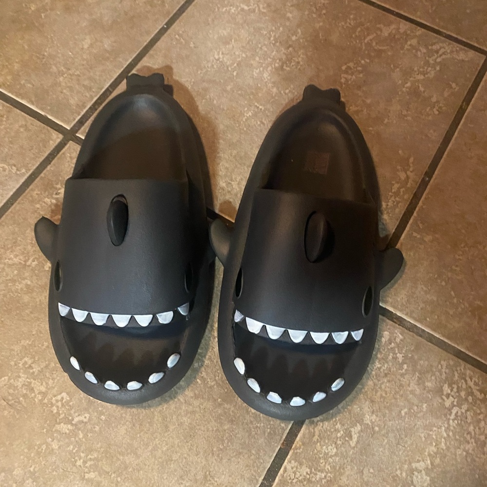 Women’s shark slides